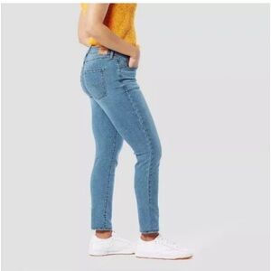 #16. DENIZEN Levi's Women High-Rise Ankle Straight